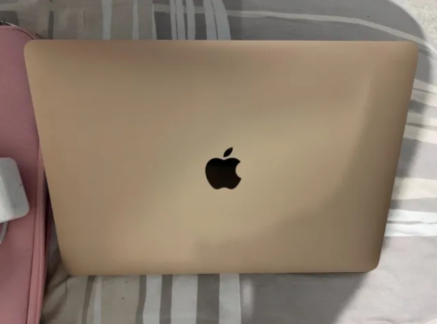 apple-macbook-air-m1-2020-gold-big-3